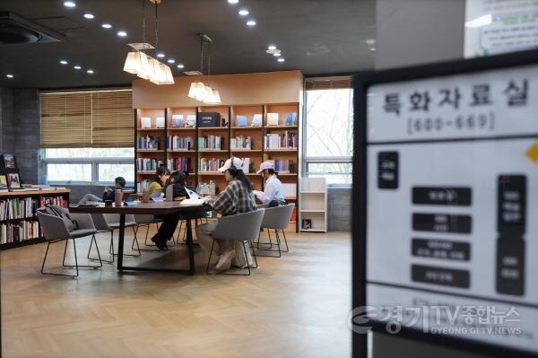 [크기변환]1-5. 수원시 도서관에는 ‘골라 보는 재미’가 있다!.jpg