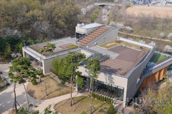 [크기변환]1-6. 수원시 도서관에는 ‘골라 보는 재미’가 있다!.jpg