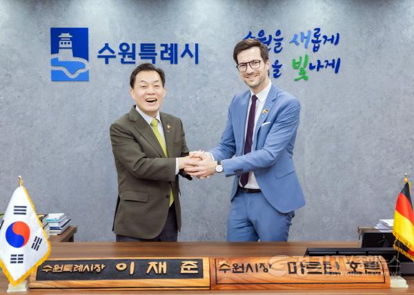 [크기변환]2-1. 이재준 수원시장·마르틴 호른 프라이부르크시장, “더 많은 분야에서 더 적극적으로 교류하자”.jpg