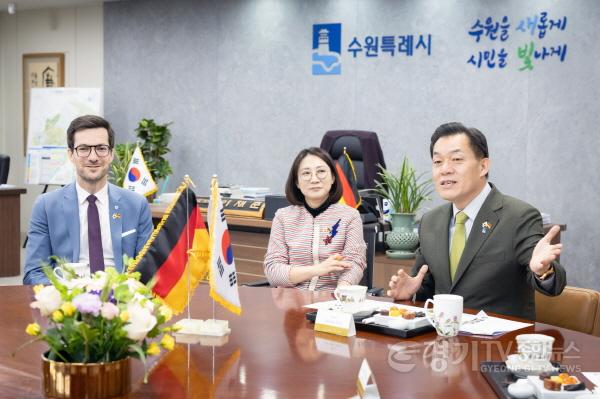 [크기변환]2-2. 이재준 수원시장·마르틴 호른 프라이부르크시장, “더 많은 분야에서 더 적극적으로 교류하자”.jpg