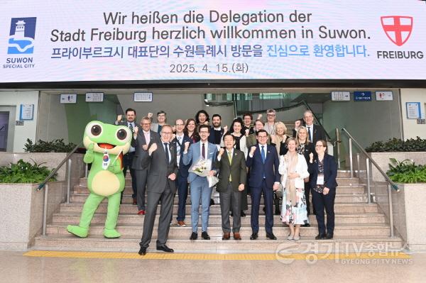 [크기변환]2-3. 이재준 수원시장·마르틴 호른 프라이부르크시장, “더 많은 분야에서 더 적극적으로 교류하자”.jpg