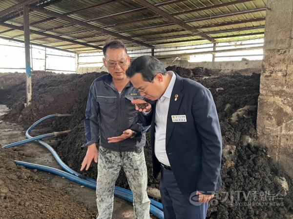 [크기변환]250416 이오수 의원, 이천시 축산환경개선제 활용 농가 방문...친환경 축산, 지역 갈등 해소와 품질 향상에 기여.jpg