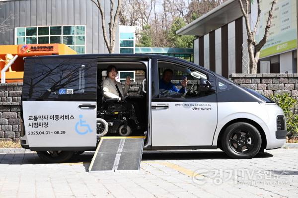 [크기변환]1-5. 특수개조 차량에 탑승한 장애인 승객.jpg