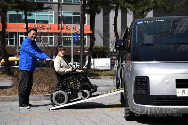 [크기변환]1-4. 전국 최초로 옆문 탑승 방식을 적용한 유니버설디자인 차량에 장애인 승객이 탑승하고 있다..jpg