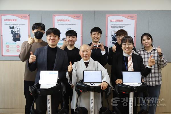 [크기변환]1-2. 화성특례시는 올해 3월 AI 기술이 접목된 보행보조로봇 ‘엔젤슈트 H10’을 도입했다..jpg