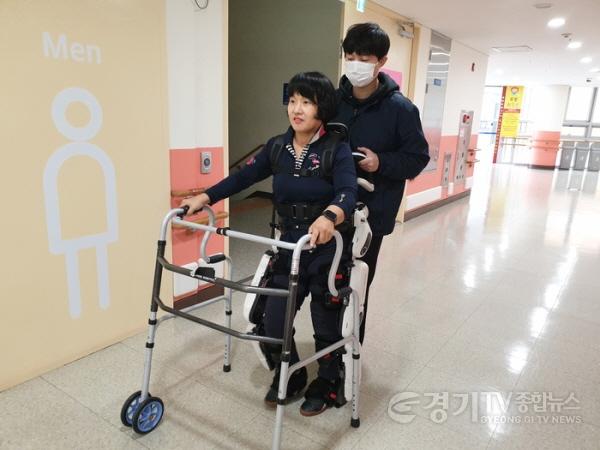 [크기변환]1-1. 화성시동탄아르딤복지관에서 로봇을 활용해 재활을 하고 있다..jpg