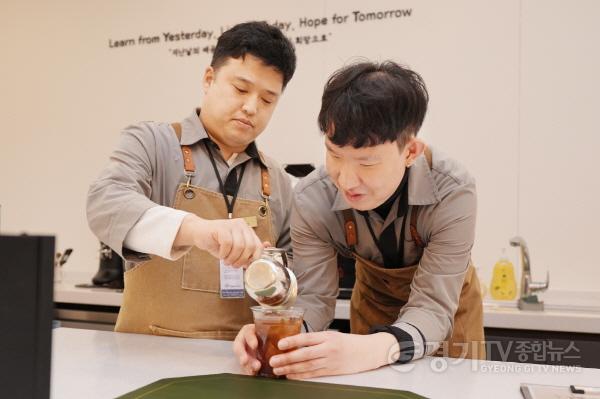 [크기변환]1-2. [장애인의 날 특집] _ 발달장애인 바리스타가 맛있는 커피를 만들어 드립니다.jpg