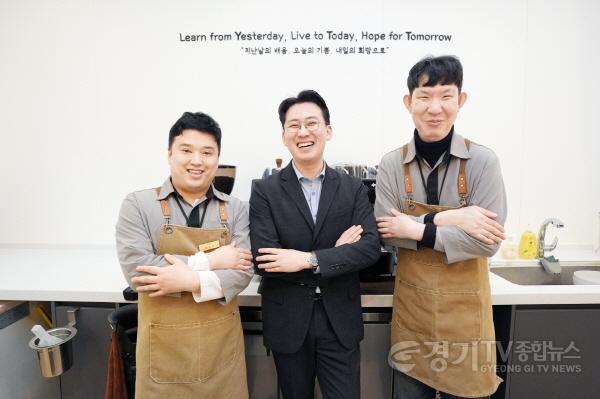 [크기변환]1-1. [장애인의 날 특집] _ 발달장애인 바리스타가 맛있는 커피를 만들어 드립니다.jpg