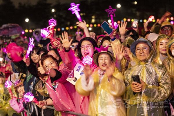 [크기변환]1-2. 19일 연등 음악축제에 참여한 시민들이 축제를 즐기고 있다.jpg