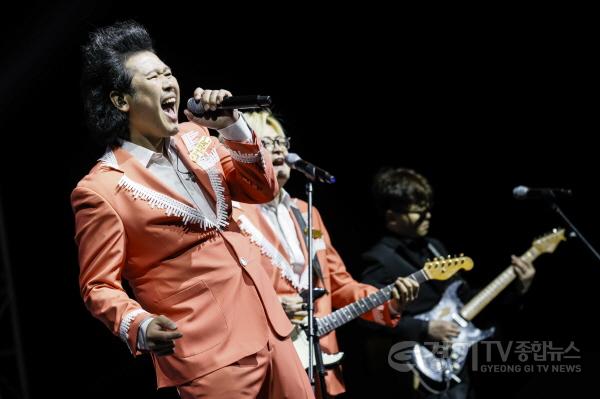 [크기변환]1-3 19일 열린 연등 음악축제에서 육중완 밴드가 공연하고 있다.jpg