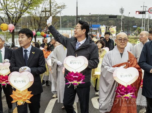 [크기변환]1-4. 정명근 화성특례시장이 연등음악 축제에 참석해 시민들에게 인사하고 있다(왼쪽 배정수 화성특례시 의장, 가운데 정명근 화성특례시장, 오른쪽 용주사 주지 성효스님).jpg