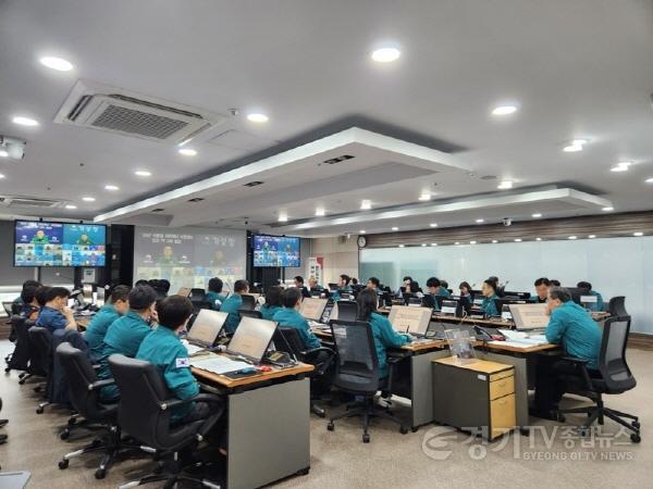 [크기변환]1. 용인특례시는 18일 시청 재난안전상황실에서 여름철 자연재난 종합대책 점검회의를 진행했다.jpg