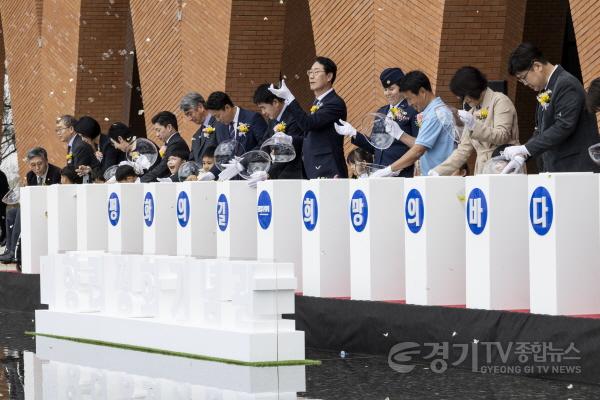 [크기변환]5-1. 21일 매향리평화기념관 개관식에서 주요 내빈들이 평화와 희망의 메시지를 담은 나비날리기 퍼포먼스를 펼치고 있다(2).jpg