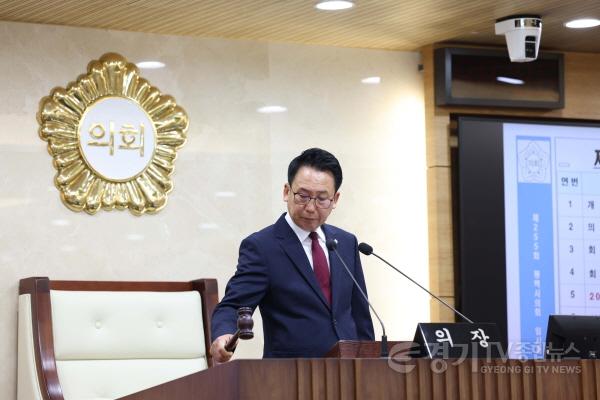 [크기변환]사진1) 제255회 임시회에서 의사봉 타봉하는 강정구 의장.jpg