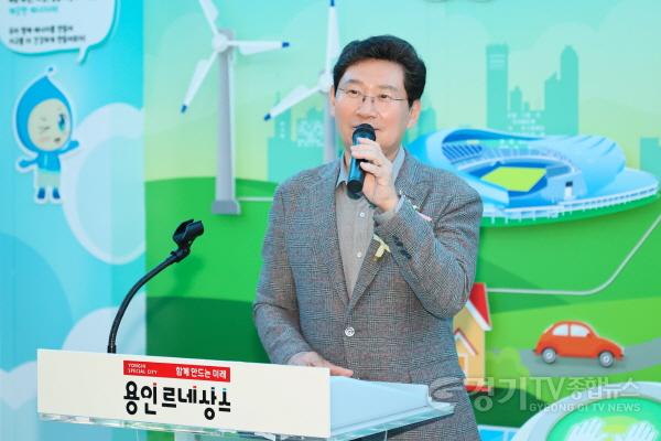 [크기변환]6-1. 이상일 용인특례시장이 22일 처인구 남동 용인시기후변화체험교육센터 홍보관 리뉴얼 재개관식에서 인사말을 하고 있다..jpg