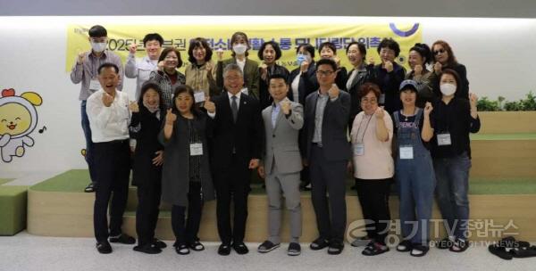 [크기변환]7-1. 화성특례시가 23일 관내 우수 점검 업소에서 2025년 동부권 안전소비생활 모니터링단 위촉식을 열고 기념촬영을 하고 있다.jpg