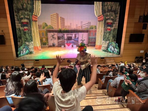 [크기변환]관련사진_2024 수원연극주간 공연사진_극단중원극회.jpg