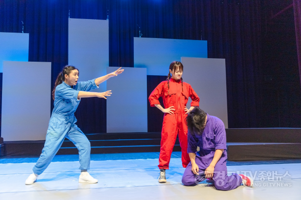 [크기변환]관련사진_2024 수원연극주간 공연사진_창작집단끌림.png