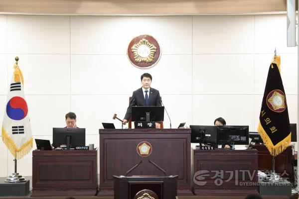 [크기변환]사진2) 의사봉 타봉중인 배정수의장.jpg