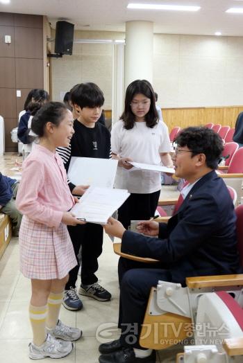 [크기변환]250424 조성환 의원, 파주시 운광초 청소년의회교실에서 눈높이 소통4.jpg