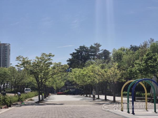 [크기변환]3-3. 바닥 포장 교체 등을 마치고 준공한 기흥구 새물근린공원.jpg