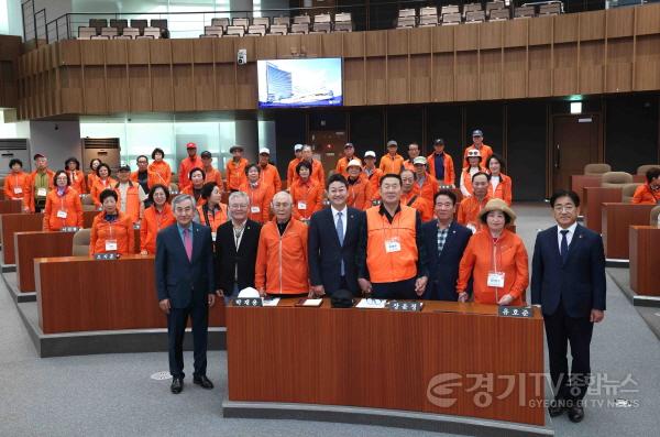 [크기변환]250425 김포노인대학, 경기도의회 방문…김포 출신 도의원들 환영 (2).JPG.jpg