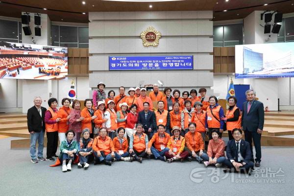 [크기변환]250425 김포노인대학, 경기도의회 방문…김포 출신 도의원들 환영 (1).JPG.jpg