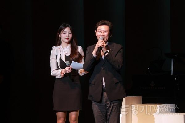 [크기변환]3-1. 이상일 용인특례시장은 26일 용인포은아트홀에서 열린 ‘용인시립소년소녀합창단 제45회 정기연주회’에 참석해 합창단의 무대를 축하고 시민들과 함께 공연을 관람했다..jpeg