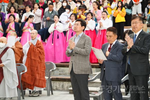 [크기변환]4-2. 이상일 용인특례시장은 27일 오후 시청 야외음악당에서 ‘불기 2569년 부처님 오신 날’을 기념해 열린 ‘용인시민 연등축제·봉축법요식’에 참석했다..jpeg