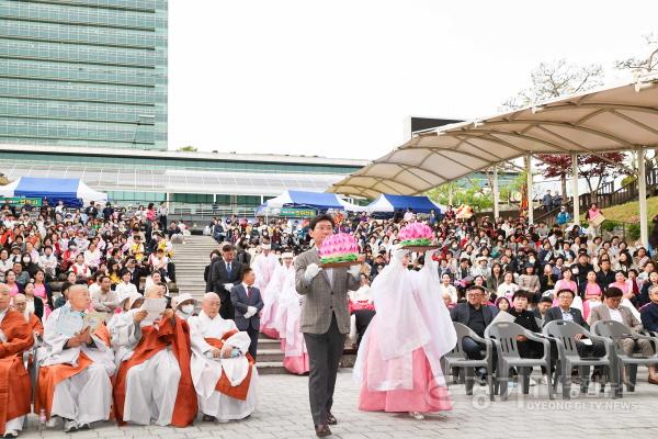 [크기변환]4-4. 이상일 시장이 향·등·꽃·과일·차·쌀 등 여섯가지 공양물을 부처님께 올리는 육법공양 의식에 참여하고 있다..jpeg