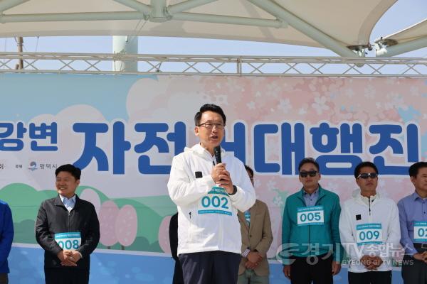 [크기변환]사진2) 2025 평택강변 자전거 대회에서 축사하는 강정구 평택시의회 의장.jpg