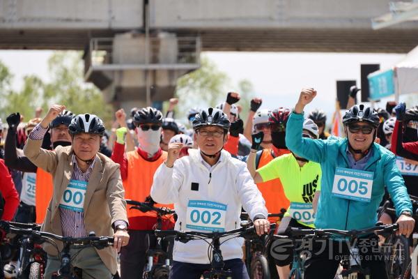 [크기변환]사진3) 2025 평택강변 자전거 대회에서 파이팅하는 모습 (좌로부터 정장선 평택시장, 강정구 평택시의회 의장, 박종근 평택시체육회장).jpg