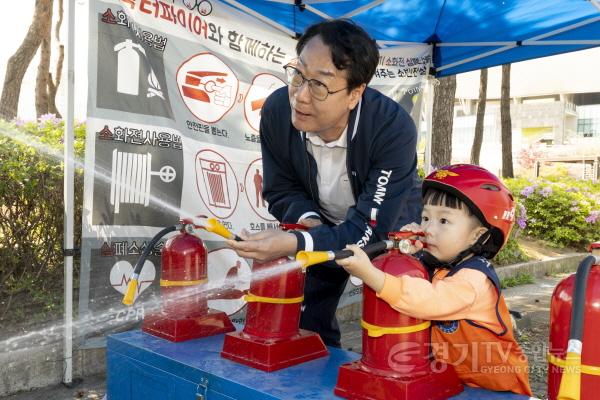 [크기변환]1-2. 정명근 화성특례시장이 영유아가족 어울림축제에 참여한 아이와 함께 처험을 즐기고 있다.jpg