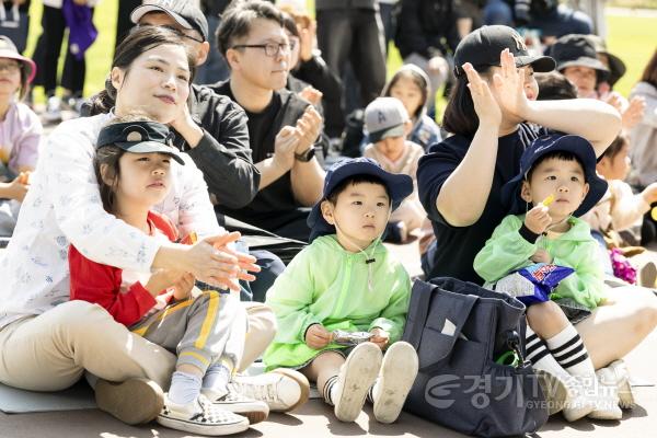 [크기변환]1-3. 26일 어린이날 영유아가족 어울림축제에 참석한 시민들이 공연을 관람하고 있다.jpg