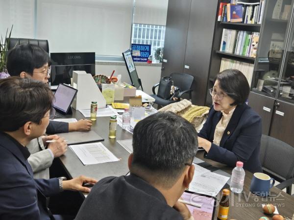 [크기변환]250428 신미숙 의원, 2026학년도 화성 동부지역 학생 배치 논의... 선제적 대응 나서 (1).jpg