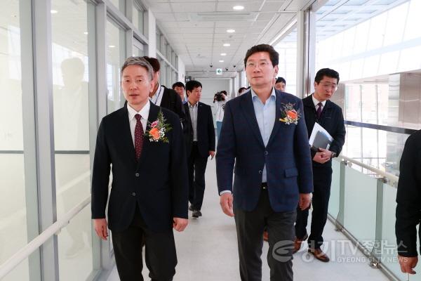 [크기변환]1-1. 이상일 용인특례시장이 28일 개관식을 열고 정식 운영을 시작한 용인공영버스터미널 시설을 둘러보고 있다..jpg