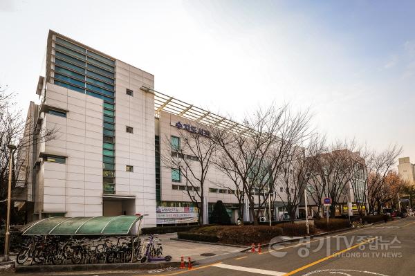 [크기변환]2-1. 용인특례시가 7년 연속 경기도 공공도서관 통계에서 대출 권수 1위를 기록했다. 사진은 도내 도서관 가운데 대출.jpg