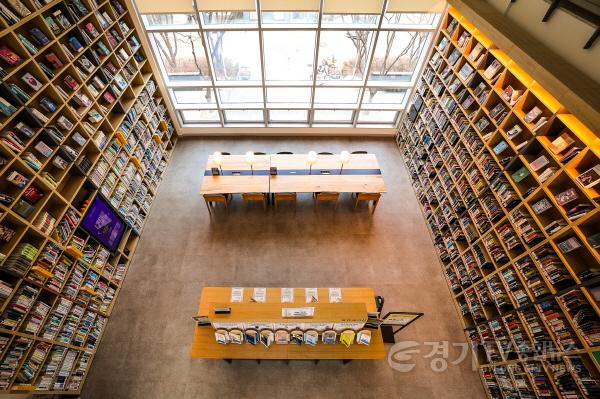 [크기변환]2-2. 용인특례시가 7년 연속 경기도 공공도서관 통계에서 대출 권수 1위를 기록했다. 사진은 도내 도서관 가운데 대출.jpg