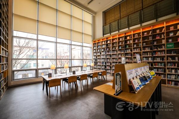[크기변환]2-3. 용인특례시가 7년 연속 경기도 공공도서관 통계에서 대출 권수 1위를 기록했다. 사진은 도내 도서관 가운데 대출.jpg