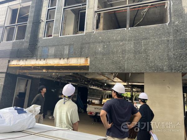 [크기변환]3. 시 관계자들이 관내 건축 공사 현장 안전 점검을 하고 있는 모습.jpeg