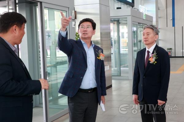 [크기변환]1-2. 이상일 용인특례시장이 28일 개관식을 열고 정식 운영을 시작한 용인공영버스터미널 시설을 둘러보고 있다..jpg