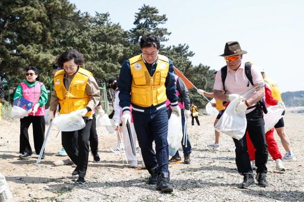 [크기변환]8-3. 29일 화성시 궁평관광지에서 열린 서해안 황금해안길 조성사업 기공식에서 정명근 화성특례시장(중앙), 산악인 엄홍길 대장(오른쪽 첫번째) 등이 해변 플로깅 활동을 하고 있다.jpg