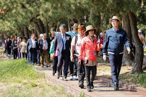[크기변환]8-4. 29일 화성시 궁평관광지에서 열린 서해안 황금해안길 조성사업 기공식에서 주요 내빈들이 오솔길 트레킹에 참여하고 있다..jpg