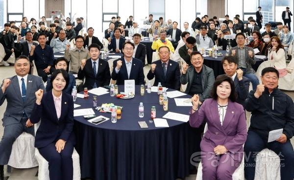 [크기변환]7-3. 29일 화성종합경기타운 라운지홀에서 열린 제7회 경기도체육대회 2025 가평 화성특례시 선수단 결단식에서 주요 내빈들이 기념촬영하고 있다..jpg