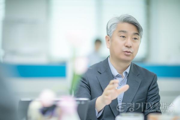 [크기변환]사본 -사진1) 장철규 기획행정위원장이 해당 조례에 대해 설명하고 있다..jpg