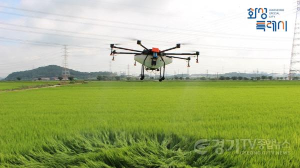 [크기변환]1. 드론을 활용한 병충해 방제 작업 모습.jpg