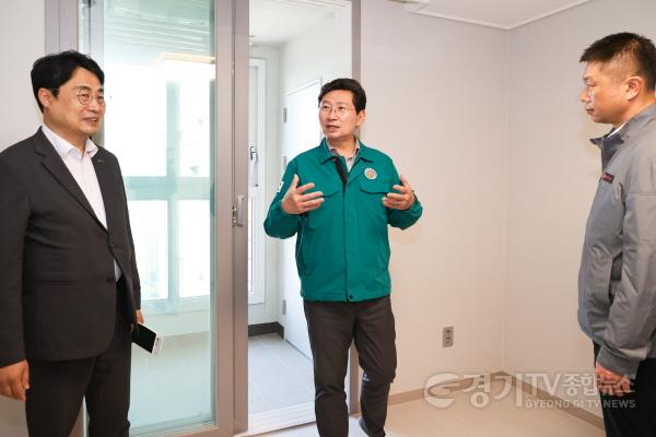 [크기변환]2-2. 이상일 용인특례시장이 29일 시 용인시 품질점검단과 함께 롯데캐슬 하이브엘 표본 세대 시공 상태를 살펴보고 있다..jpg