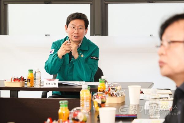 [크기변환]2-1. 이상일 용인특례시장이 29일 오전 수지구청역 롯데캐슬 하이브엘 공동주택 단지 품질 점검에 참여해 관계자로부터 현장에 대한 설명을 듣고 있다..jpg