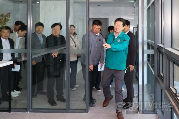 [크기변환]2-4. 이상일 용인특례시장이 29일 시 용인시 품질점검단과 함께 롯데캐슬 하이브엘 주민 커뮤니티 시설 시공 상태를 살펴보고 있다..jpg