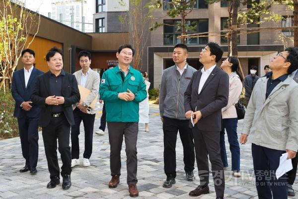 [크기변환]2-5. 이상일 용인특례시장이 29일 시 용인시 품질점검단과 함께 롯데캐슬 하이브엘 외부 공용공간 시공 상태와 조경 등을 살펴보고 있다..jpg